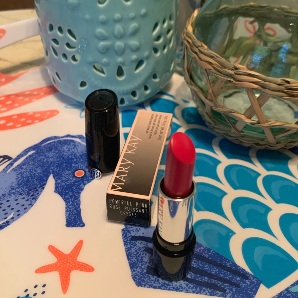 💁🏻‍♀️3 for $12! Mary Kay Gel Semi-Matte Lipstick - Powerful Pink